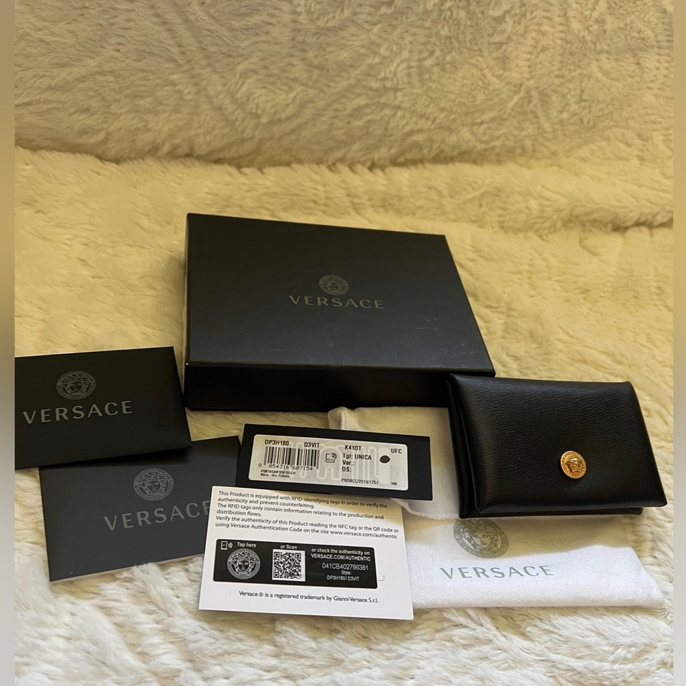 💯 Authentic 🫶🏻 Versace Medusa Leather Card Case / Wallet